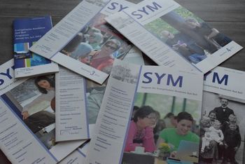 Das Bild zeigt einige SYM-Ausgaben.