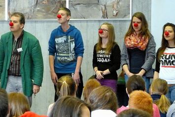 Das Bild zeigt eine Gruppe von Streitschlichtern mit roten Clownsnasen.