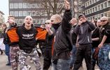 Das Foto zueigt junge Neonazis bei einer Demonstration der rechtsextremen NPD im April 2016 in Essen.