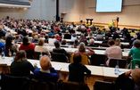 Das Bild zeigt die Teilnehmenden des Hospizkongresses im Vortragssaal.