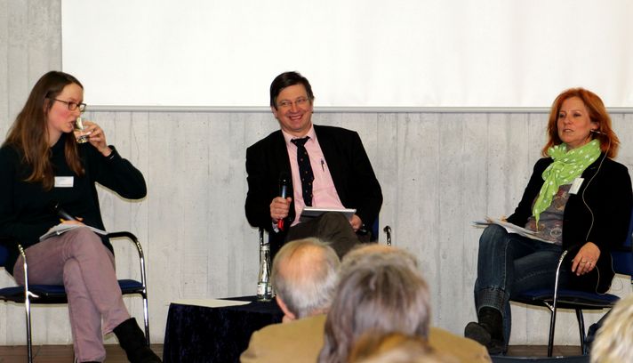 Das Bild zeigt das Podium der Tierschutztagung im Festsaal.