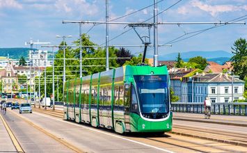 Das Bild zeigt eine Straßenbahn.