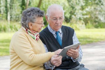 Das Bild zeigt ein älteres Ehepaar mit Tabletcomputer.