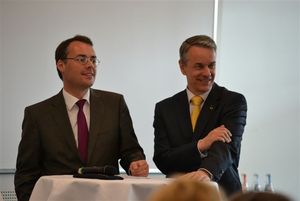 Landesminister Peter Friedrich und Roland Bleinroth (r.) Geschäftsführer der Messe Stuttgart