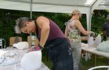 Das Bild zeigt Frauen, die in der Ferienwoche kreativ Steine bearbeiten.