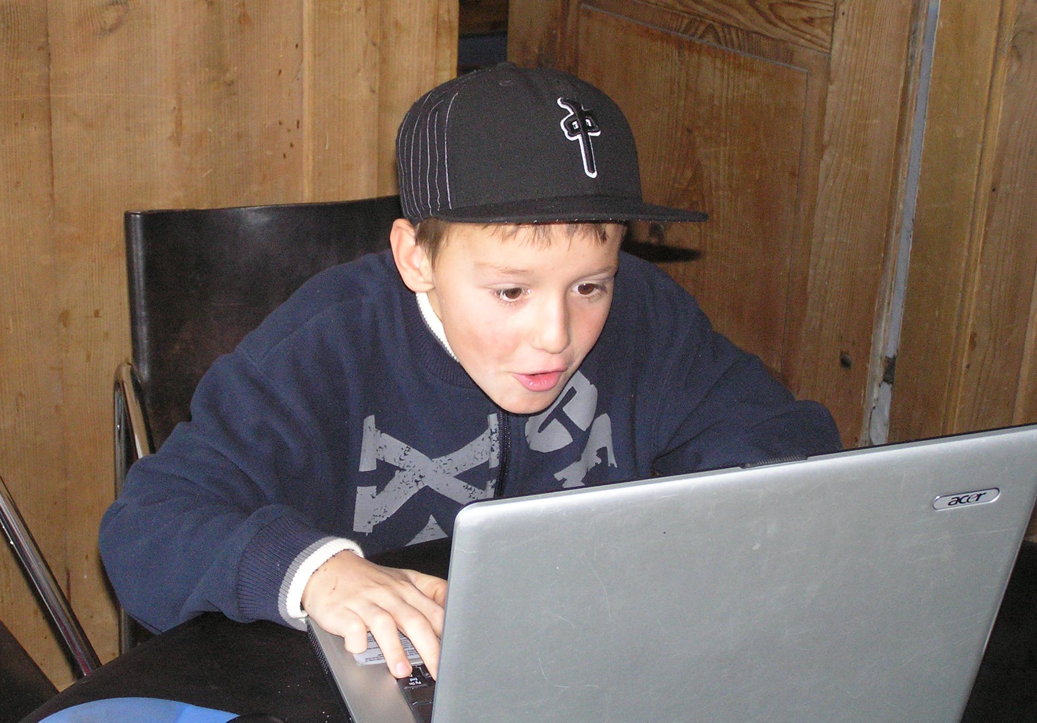 Kind vor Laptop