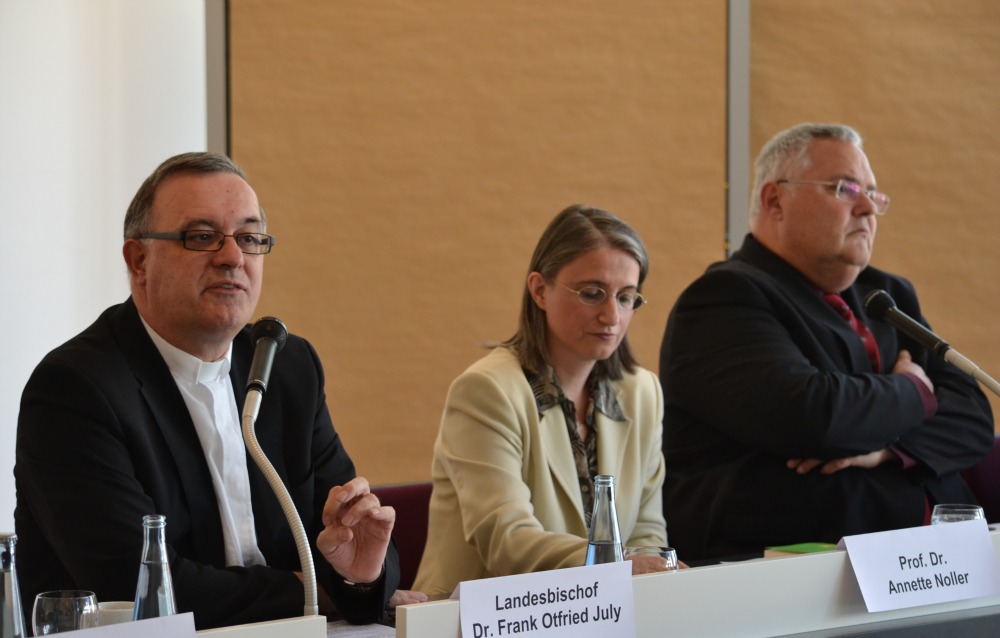 Landesbischof Frank O. July, Prof. Annette Noller, Prof. Martin Rückert (v.l.)