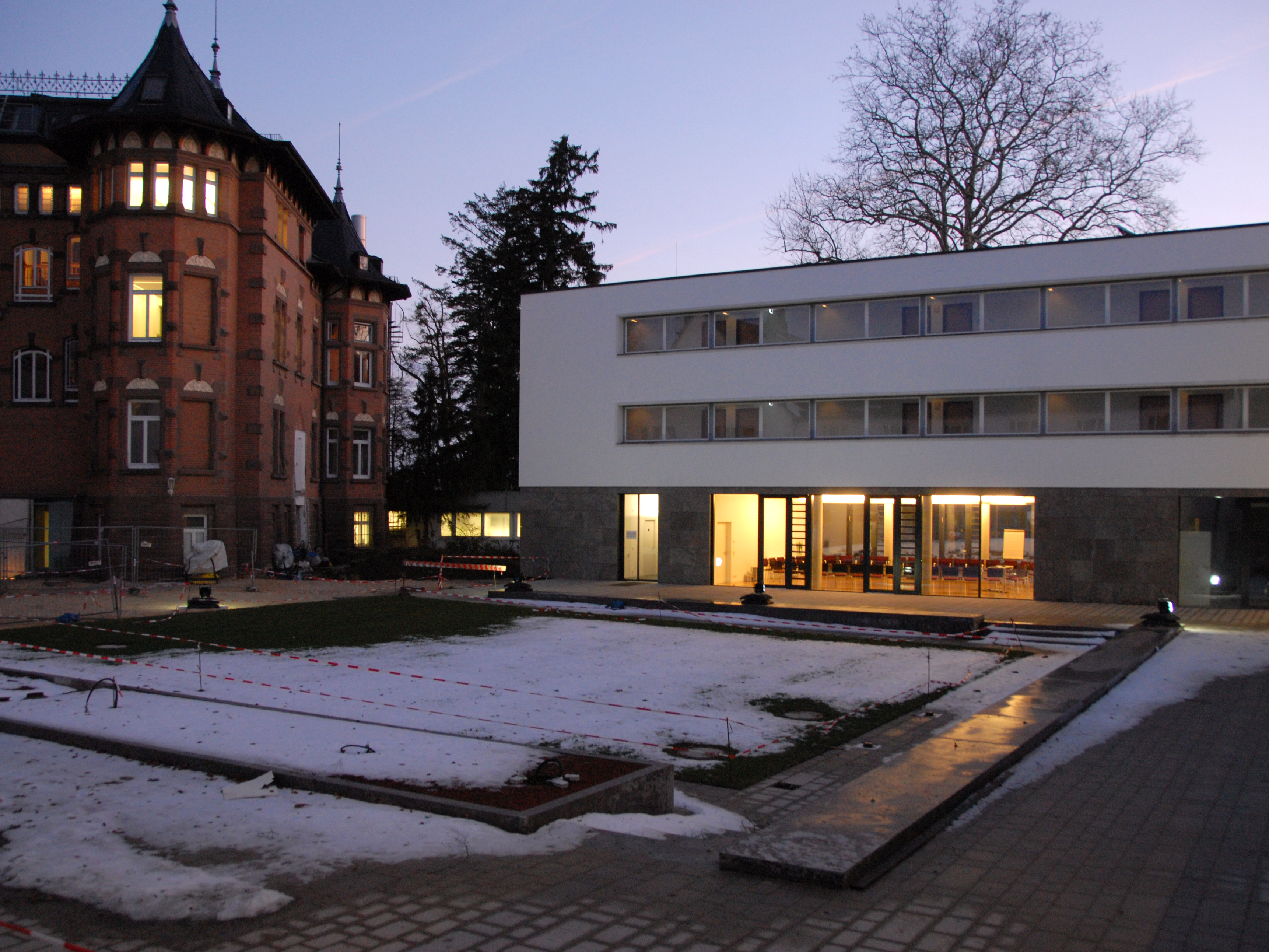 Alt und neu: Die Gründerzeit »Villa Vopelius«, Stammhaus der Akademie, und der neu erbaute Südflügel (Foto: M.Waiblinger)