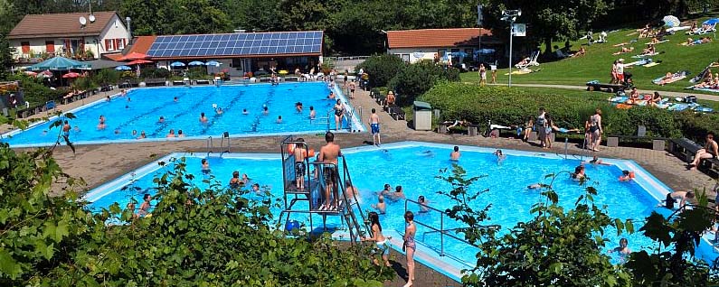 Das Bild zeigt das Freibad in Bad Boll.