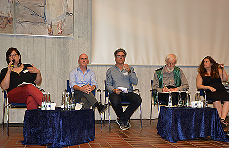 Das Bild zeigt die Diskussionsrunde auf dem Podium im Festsaal.