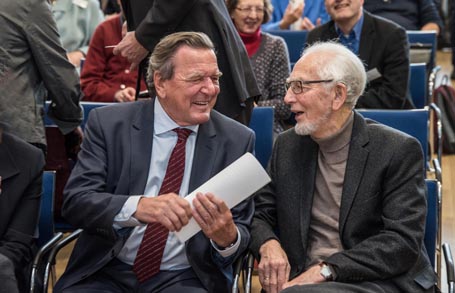 Das Bild zeigt Bundeskanzler a. D. Gerhard Schröder und Prof. Dr. Erhard Eppler nebeneinander sitzend im Festsaal.