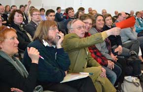 Das Bild zeigt eine Diskussion im Plenum.