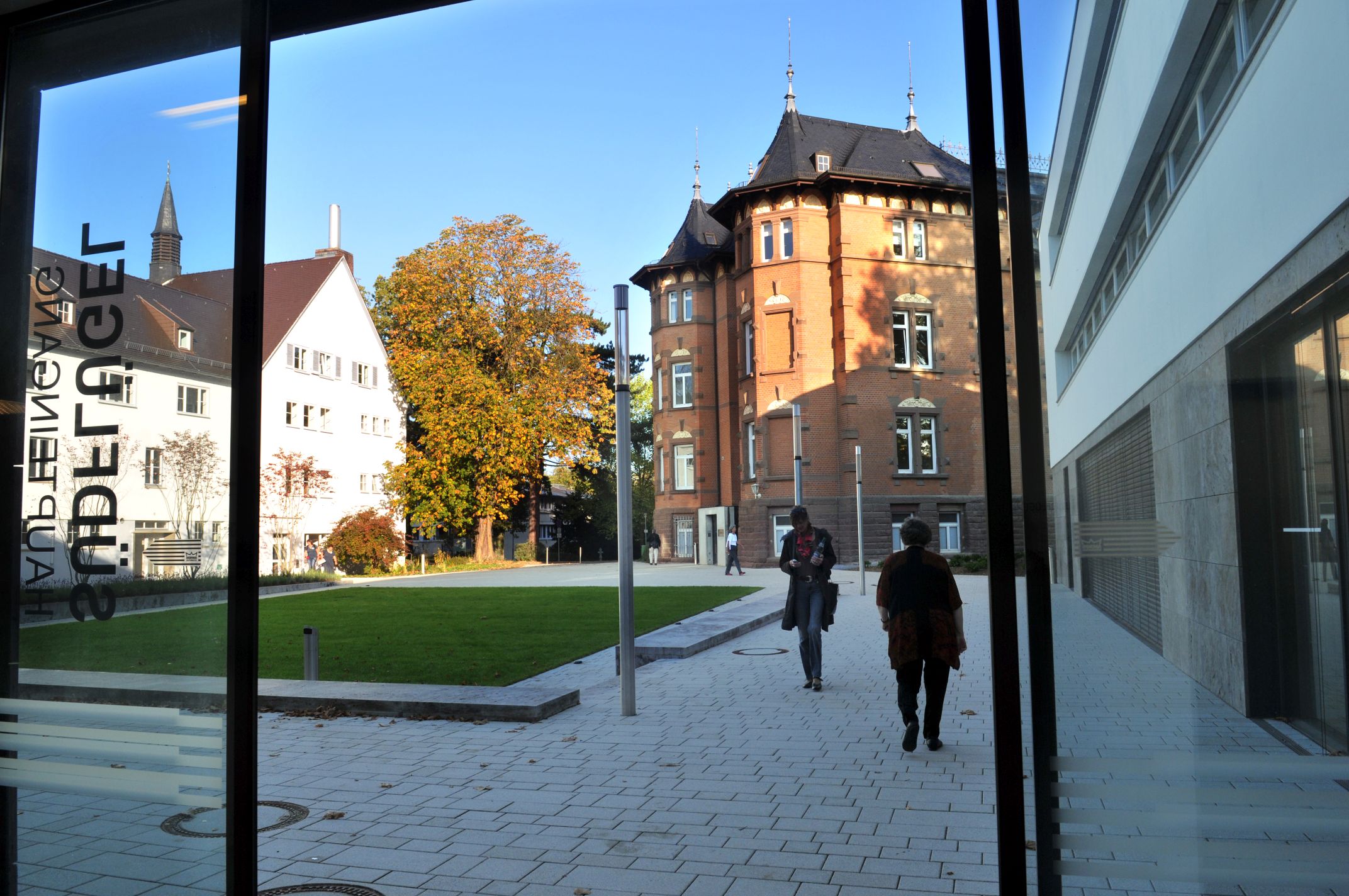 Das Bild zeigt die Villa, die sich in den Fenstern des Südflügels spiegelt. 
