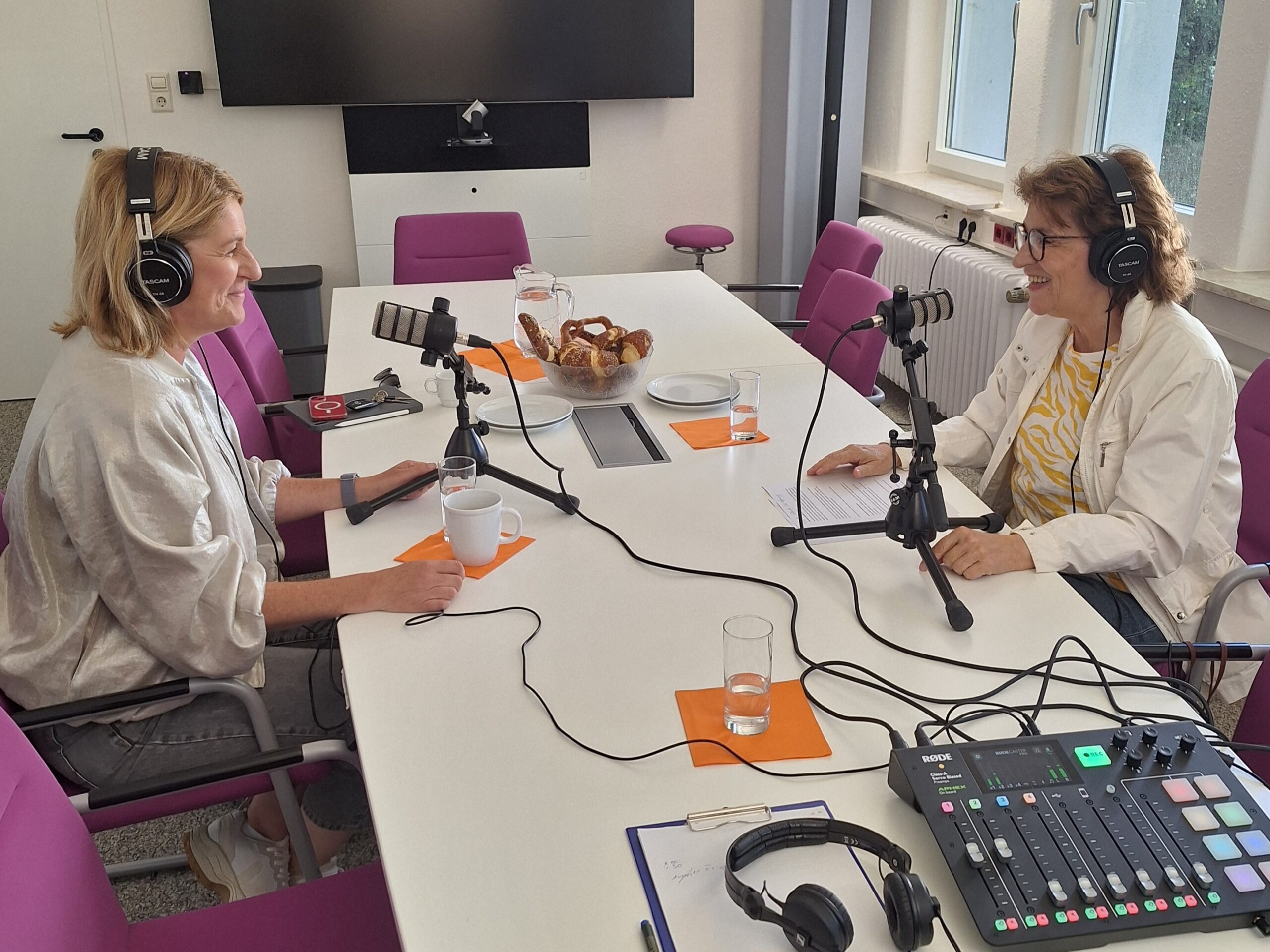 Barbara Resch (IG Metall) und Kathinka Kaden (KDA) bei der Aufnahme des Podcasts